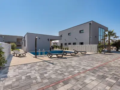 PoolOfHouse