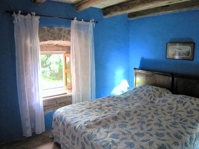 Blaues Schlafzimmer mit Gartenblick
