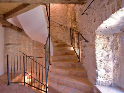 Wendeltreppe und uralte Steinmauern