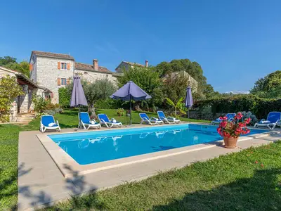 Ferienhaus für 8 Personen (200 m²) in Višnjan 1/10