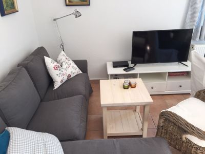 Wohnzimmer mit Sitzecke und TV