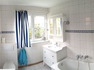 Badezimmer mit WC, Waschbecken und Badewanne