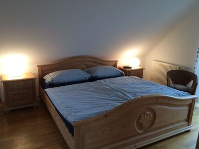 Schlafzimmer mit Doppelbett und Nachttischen