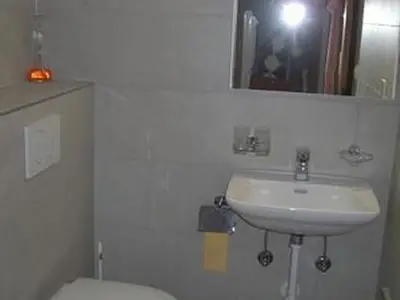 Badezimmer mit Schrankkasten