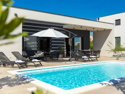 Moderne Villa mit privatem Pool, Kamin und Grillplatz an der Adria, Kroatien