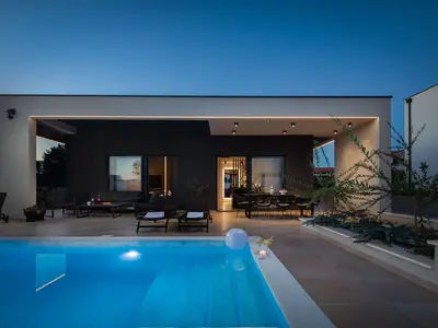 Modern ausgestattete Villa mit Kamin und beheiztem Salzwasser-Swimmingpool – ideal für Familien