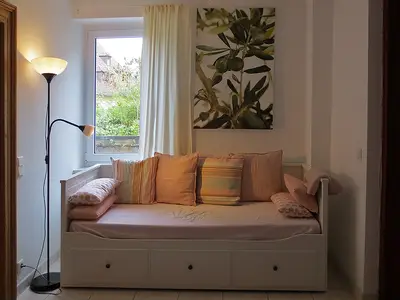 Rundgang Ferienwohnung / Wohn-/Schlafzimmer mit Tagesbett - hier als Couch
