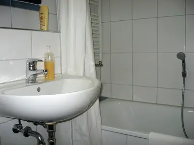 Rundgang Ferienwohnung / Ein Bad gibt es auch: Klein aber fein