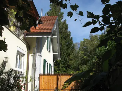 Rundgang /Blick vom Innenhof auf das Alte Winzerhaus