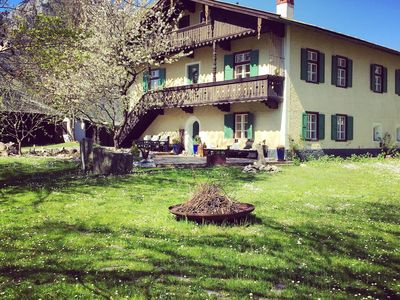 Außenansicht des Gebäudes. Alles blüht am Kraftplatz Claudiaschlössl. Hier: Das Ferienhaus im Frühlingszauber.