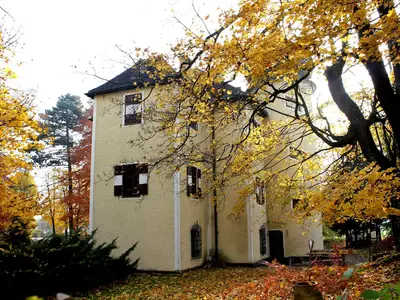 Direkte Umgebung des Objekts. Das Claudiaschlössl im bunten Herbstkleid.