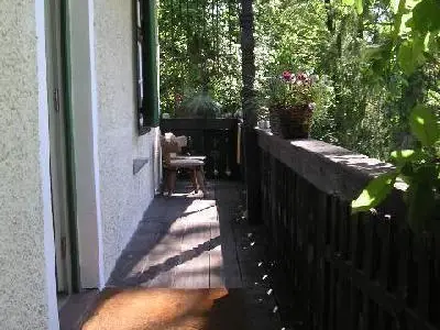 Balkon. Der 1. Stock ist durch eine Innen- und eine Außentreppe zu erreichen.