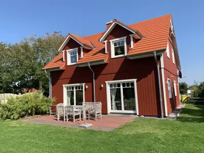 Der Blick vom Deich in den Garten