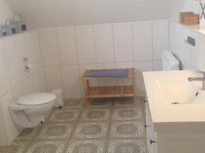 Das obere Bad, nicht im Bild Fenster und Dusche