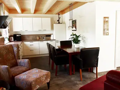 Almflair Chalet Wohnraum und Küche