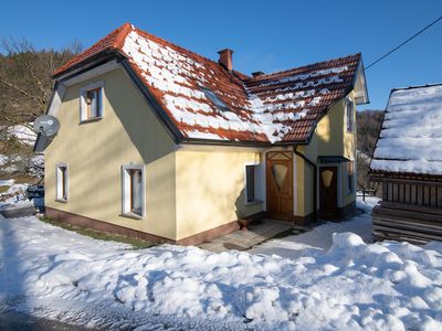 Außenansicht von der Seite mit Eingang zu den Wohnungen