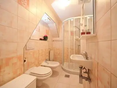 Ein schönes sehr grosses  Badezimmer besteht aus zwei Räumen