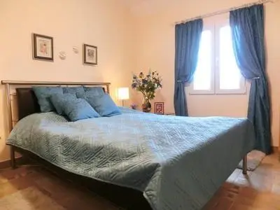 Das gemütlich eingerichtete Schlafzimmer Nr.2 ist sehr hell.