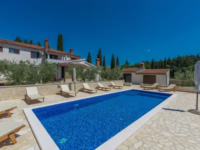 Ferienhaus für 10 Personen (300 m²) in Kloštar 1/10