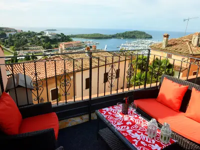 Dachterrasse mit Panoramablick aufs Meer und die Inseln