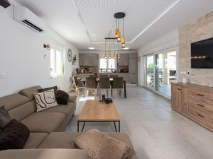 23765615-Ferienhaus-8-Vrsi-300x225-2