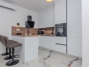 24043554-Ferienhaus-8-Vrsi-300x225-5