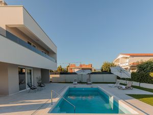 24050855-Ferienhaus-8-Vrsi-300x225-3