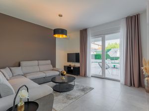 24050855-Ferienhaus-8-Vrsi-300x225-5