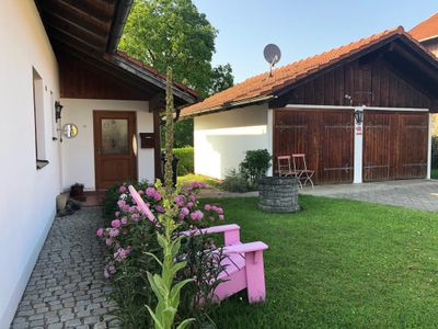 Eingangsbereich mit Garage und Parkplatz