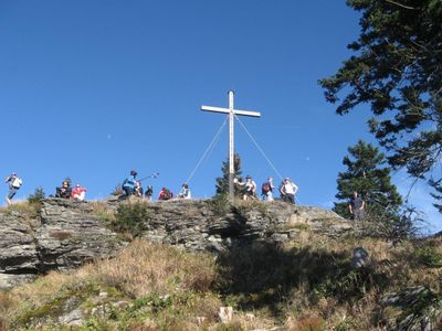 Gipfelkreuz im Bay. Waldes