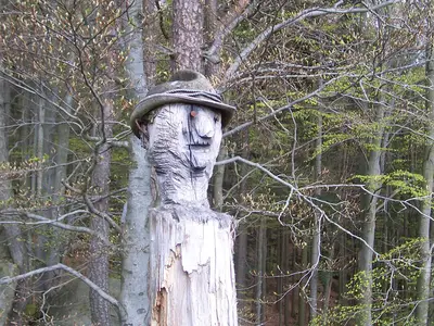 Holzfigur am Hausber