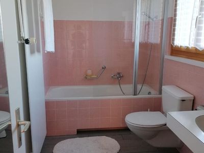 Bad mit Badewanne und Duschglas, WC, Spiegelschrank 