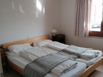 Schlafzimmer OG mit Doppelbett und grosszügigem Kasten 