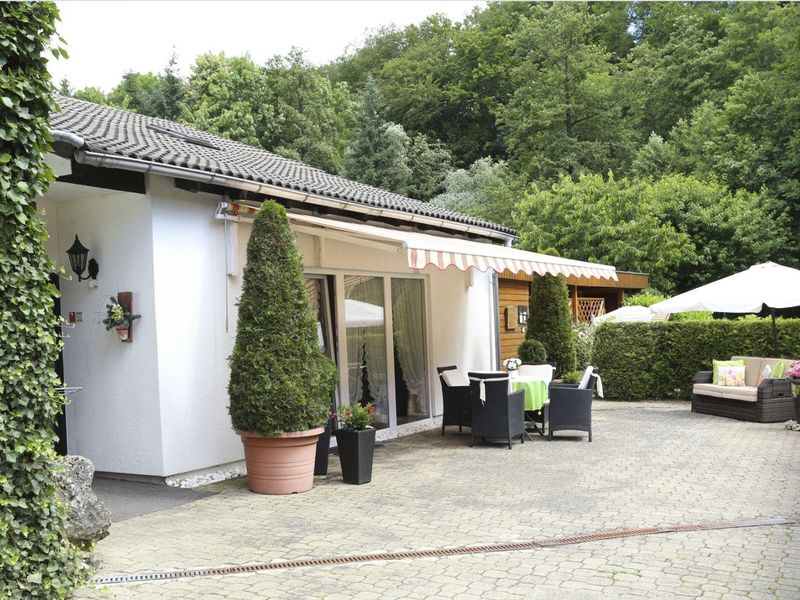 Außenansicht des Gebäudes. ebenerdiger Bungalow mit Terrasse