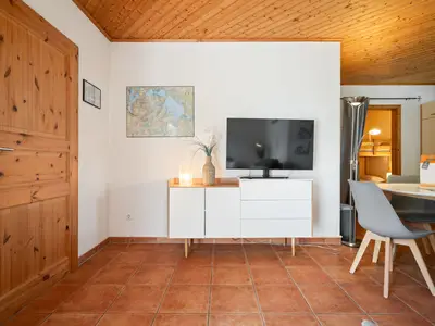Blumenhaus Waren Essbereich mit TV Einheit