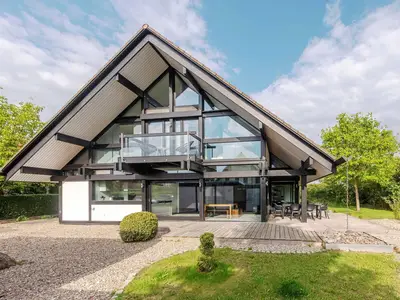 Ferienhaus HUF-Haus in Waren (Waren Müritz) Außenansicht vom Haus mit Balkon