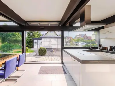 Ferienhaus HUF-Haus in Waren (Waren Müritz) Blick in die Küche mit Essbereich