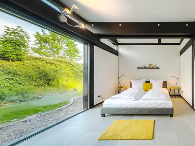 Ferienhaus HUF-Haus in Waren (Waren Müritz) Blick in eines der Schlafzimmer mit TV