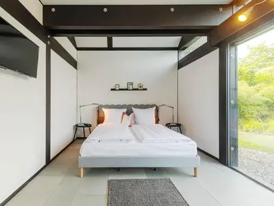 Ferienhaus HUF-Haus in Waren (Waren Müritz) Blick in eines der Schlafzimmer mit Doppelbett