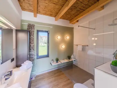Ferienhaus Große Sommerliebe Waren ( Müritz) - Badezimmer mit großer Dusche
