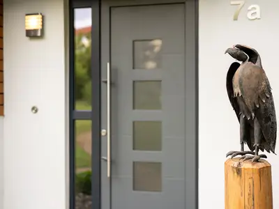 Ferienhaus Große Sommerliebe Waren (Müritz) - mit stilvollem Eingangsbereich und besonderer Skulptur am Eingang