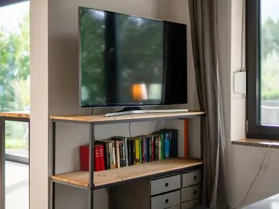 Ferienhaus Große Sommerliebe Waren (Müritz) - Helles Wohnzimmer mit großem Fernseher, gemütlicher Leseecke und direktem