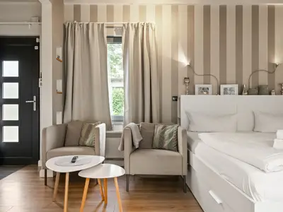 Ferienhaus Kleine Sommerliebe Waren (Müritz) - Gemütliches Schlafzimmer mit Doppelbett und Sitzecke
