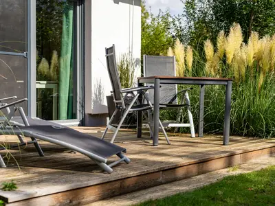 Ferienhaus Kleine Sommerliebe Waren (Müritz) - Gemütliche Außenterrasse mit Liegestuhl und Gartentisch