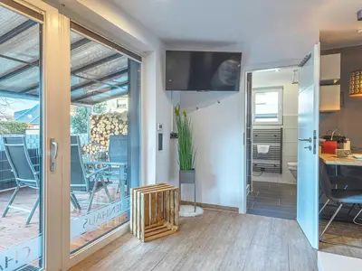 Ferienhaus Charlotta Waren (Müritz) - Wohnzimmer mit Blick zur Terrasse