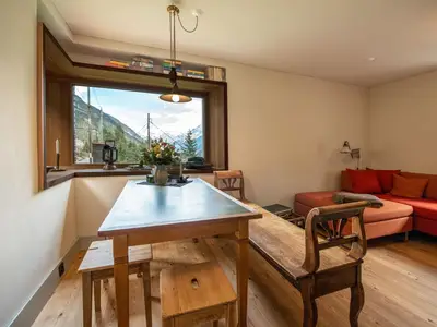 Küche mit Stube im Parterre, Essbereich mit Eckfenster mit Blick direkt auf die Bahngleise