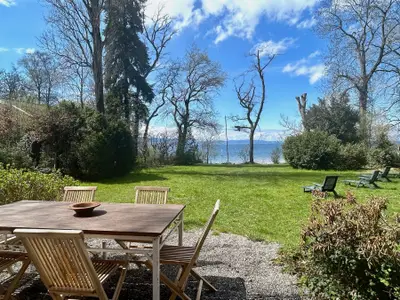 Blick auf Garten und See