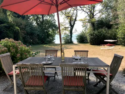 Blick auf Garten und See