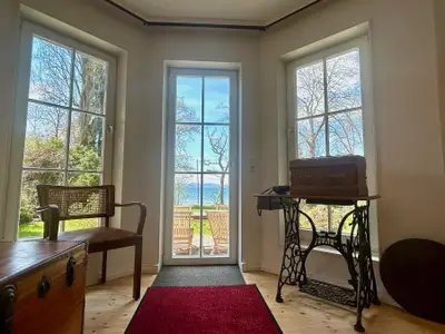Blick auf Garten und See