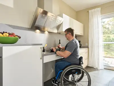 Küche mit unterfahrbarem Herd